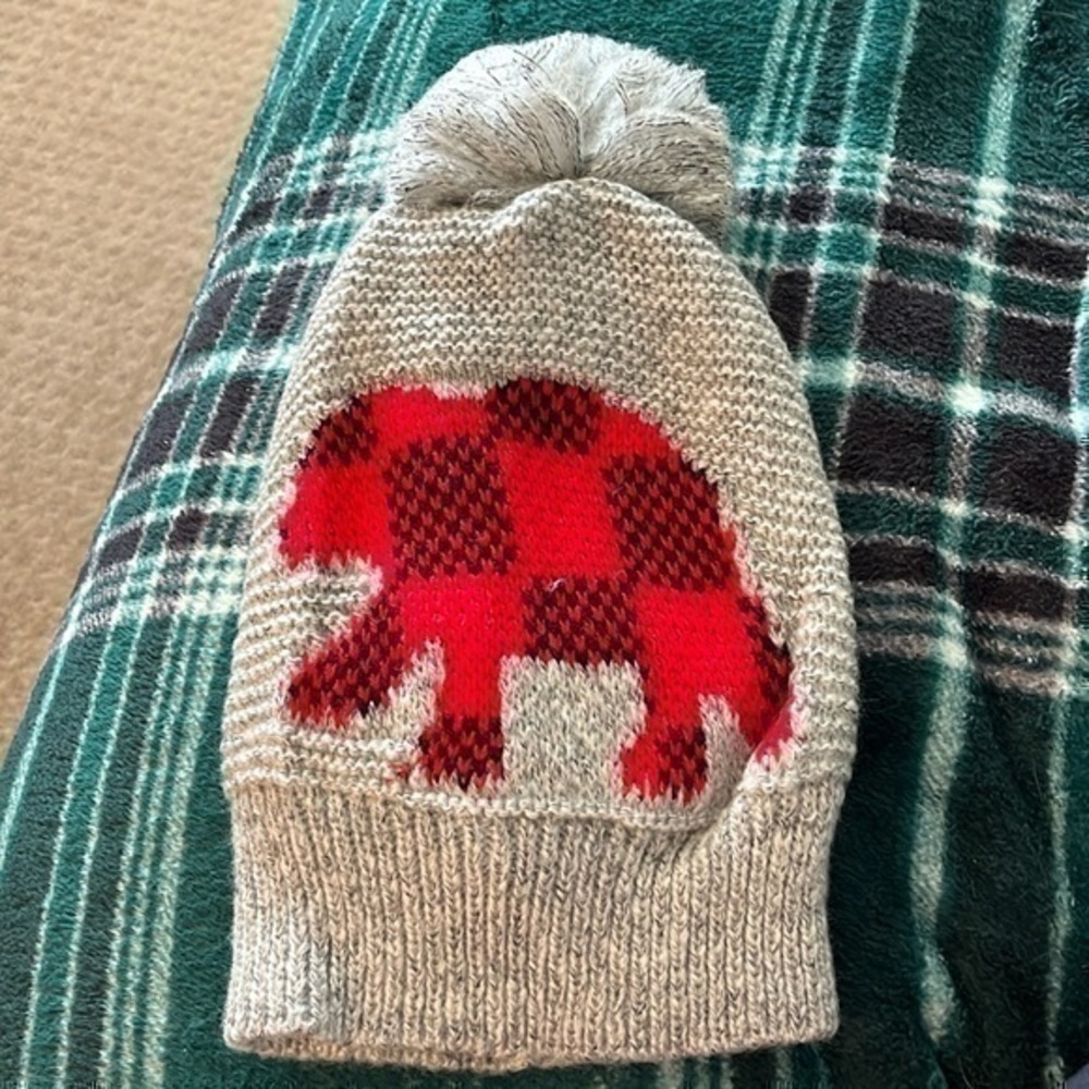 Wanna B Gray Winter Hat With Red And Black Bear Size Small/Medium NWOT